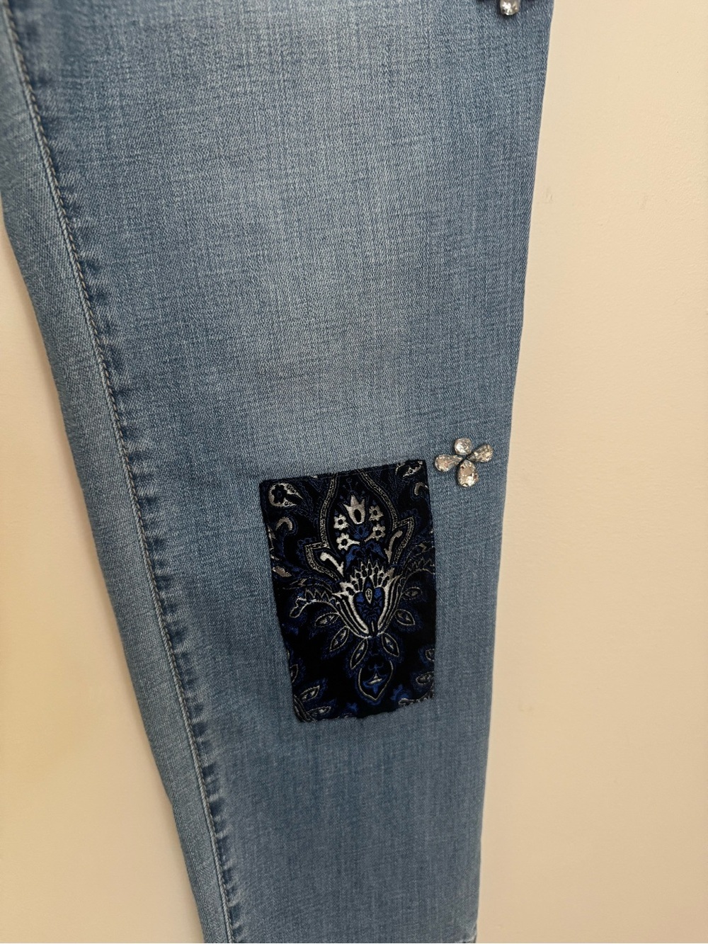 Chico’s So Slimming Girlfriend Slim Leg Ankle Jeans 12 2R Patchwork Embellished - Picture 4 of 9